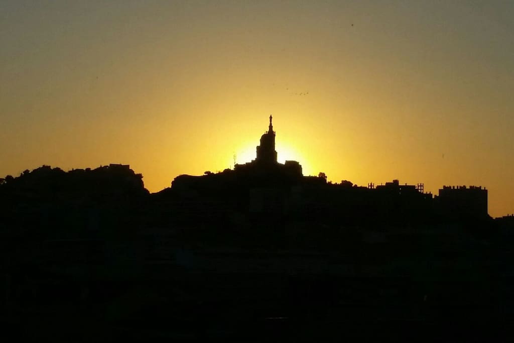 Profitez du sublime coucher de soleil sur notre dame de la garde (photo prise de chez moi)