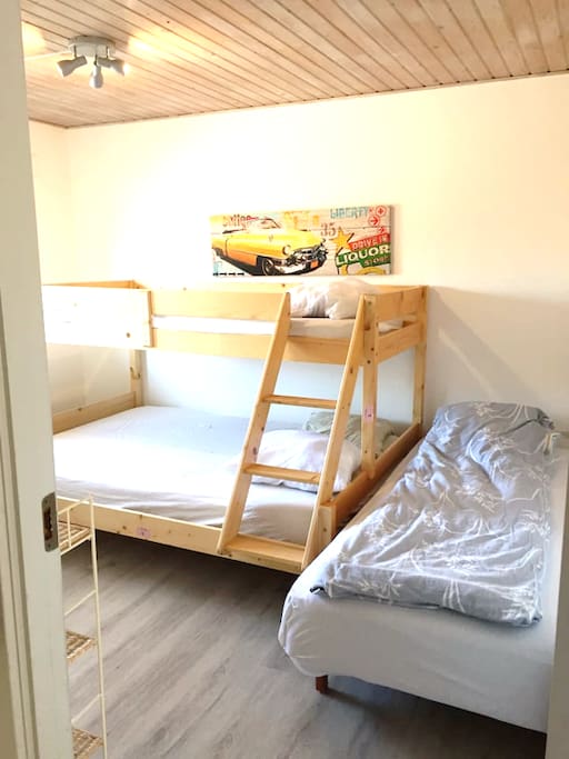 bunk bed with double bed below, singlebed above + extra single bed
