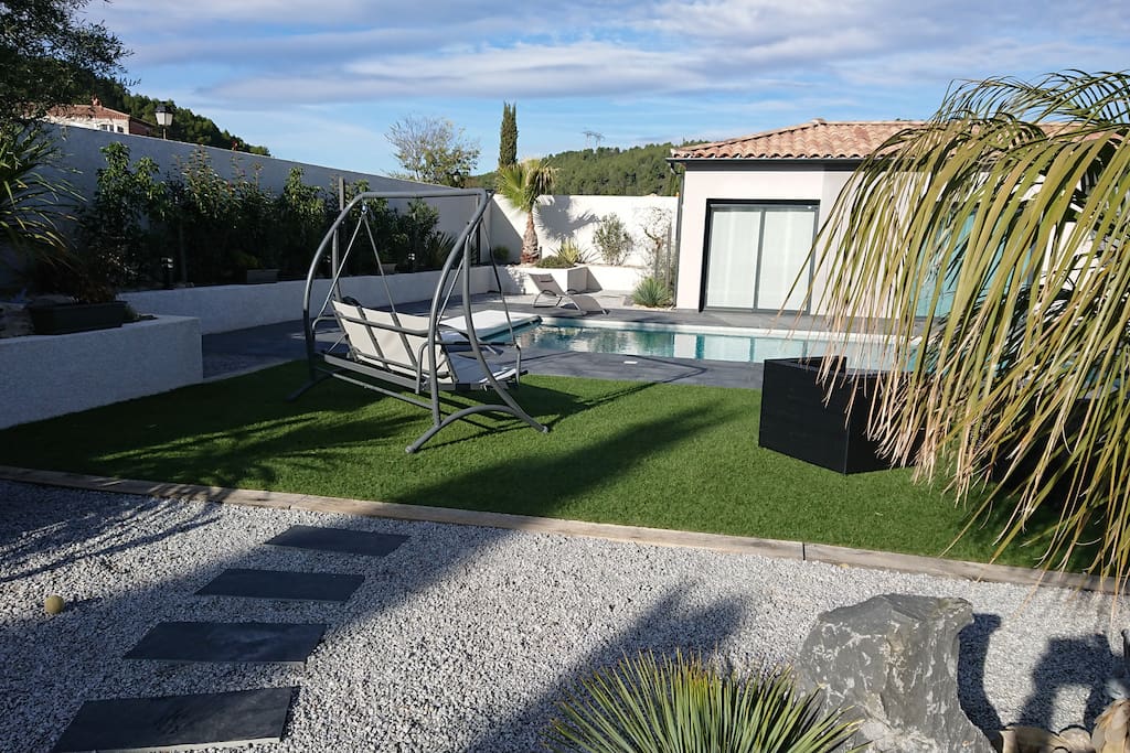 Balancelle devant la piscine
