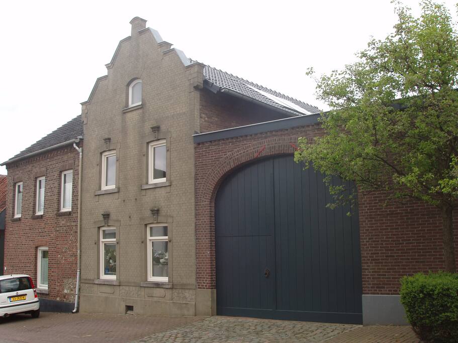 straat zijde boerderij
met typische klokgeveltje