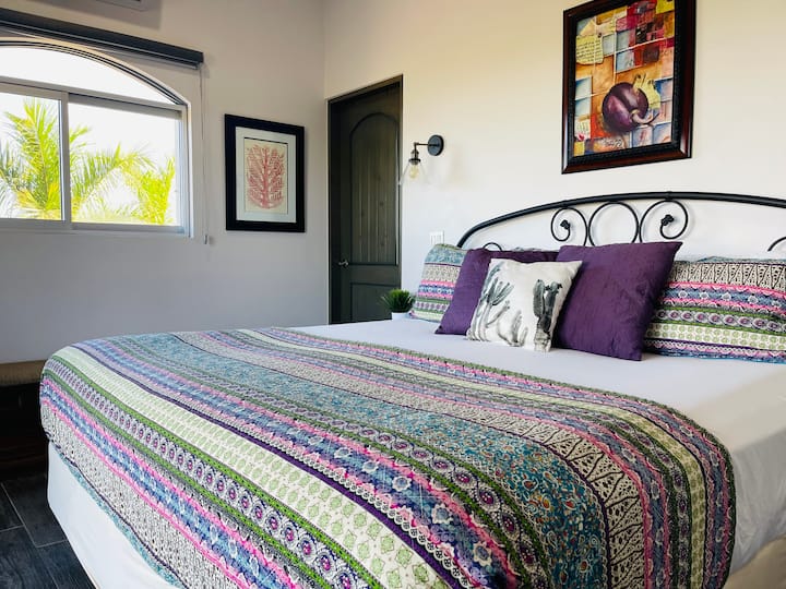 Ძირითადი საძინებელი. მეორე სართული.  Დასავლეთის პირისპირ. დაიძინეთ ტალღების ხმაზე.  Გაიღვიძეთ ჩიტების სიმღერაში.  