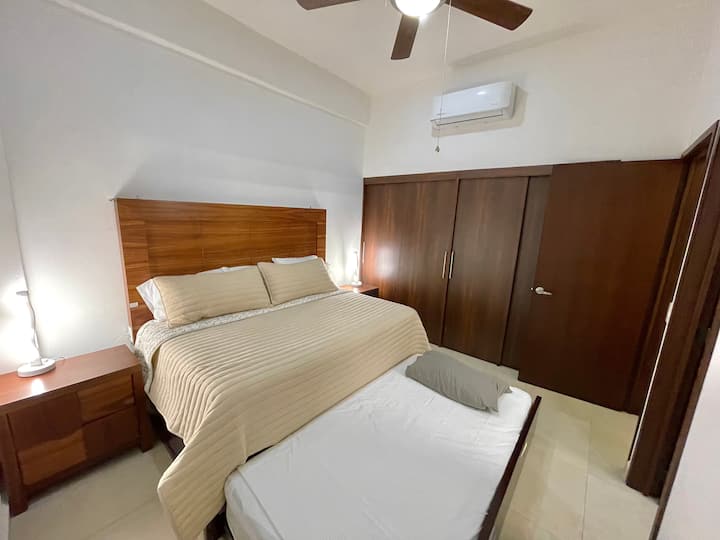 Recamara  con AC y ventilador, baño completo privado, cama matrimonial y cama individual