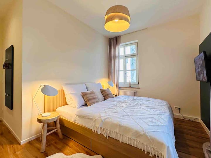Te deseamos una buena noche de sueño en la cama tamaño king de 1,80 m.
