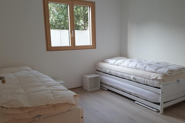 Tercera habitación 
(2 camas con 2 camas supletorias)