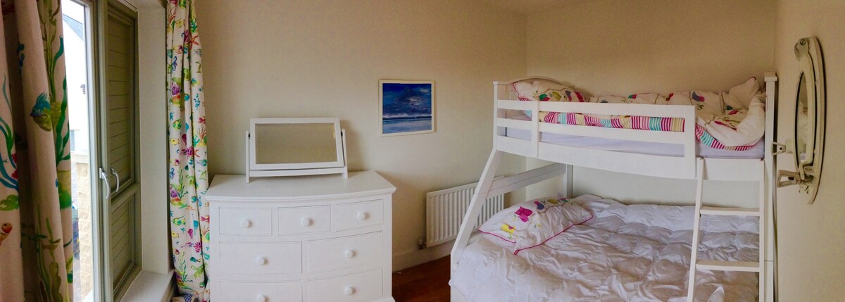 双人床和单人上下铺卧室。