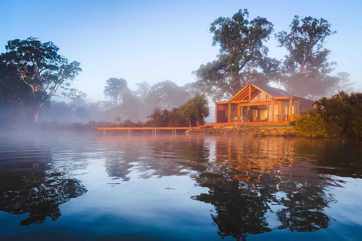 The Doctor‘s - Luxury lakefront container chalet