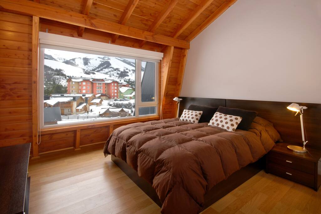 Habitación principal con cama matrimonial.
Bedroom with double bed.
Quarto com cama casal.