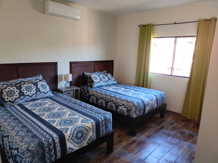 Abitacion número dos con camas matrimoniales .