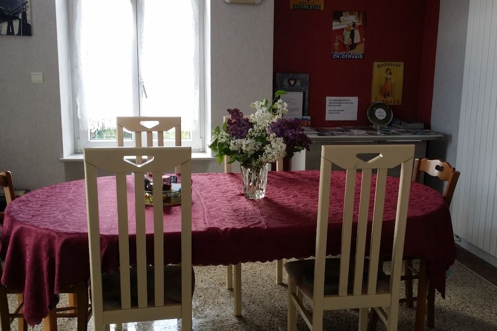 La cuisine décorée d'un bouquet de saison