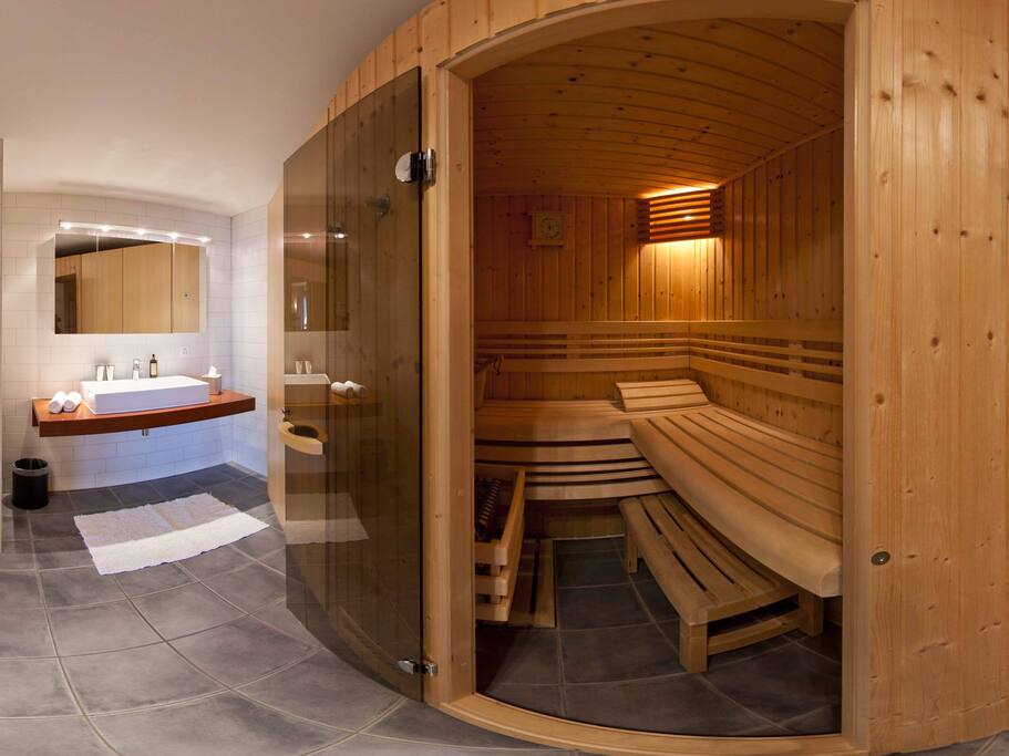 Salle de bain avec sauna