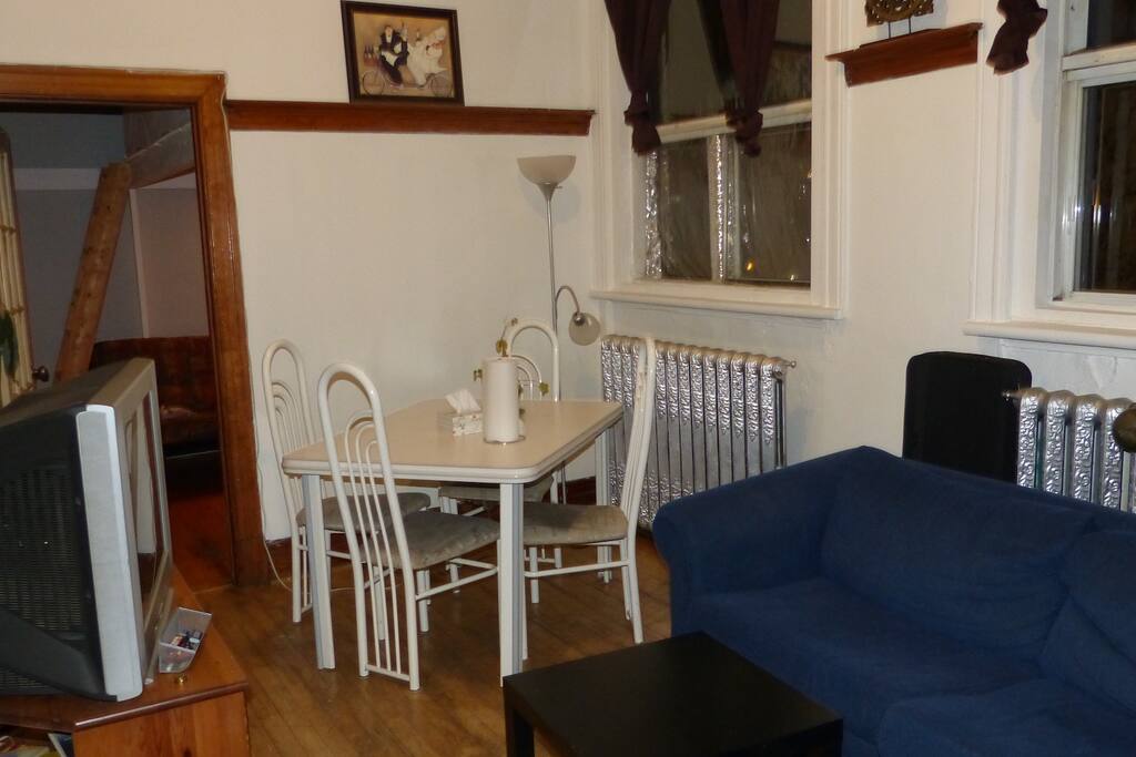 Le salon et salle à manger.
The living and dining room.