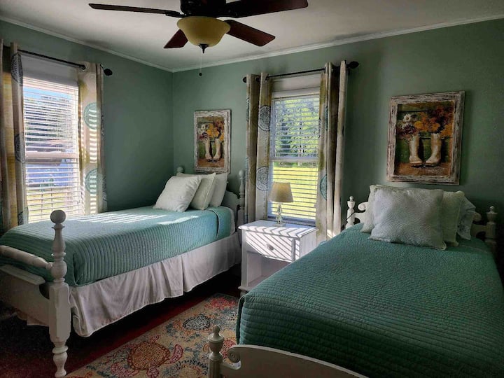 חדר שינה צבוע טרי עם מיטות נפרדות. טופי קצף חדשים שיגרמו לכם לישון כמו חלום! 