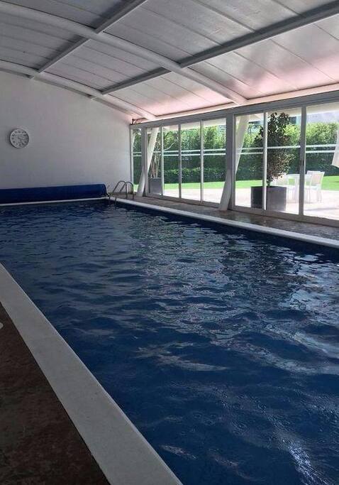 Alberca cubierta. Indoor swimming pool