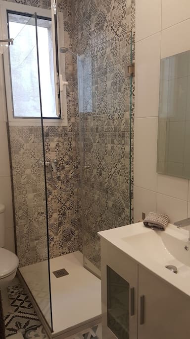 Otro baño con ducha.