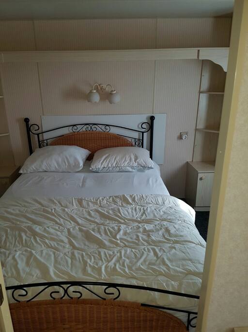 Masterbedroom met 2 persoonsbed, los 1 persoonsmatras onder bed, kledingkast en een bureautje met spiegel. Tevens heeft deze kamer een eigen doorgang naar de badkamer.