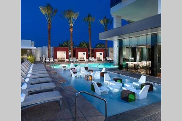 * Stunning Strip View 24th floor *