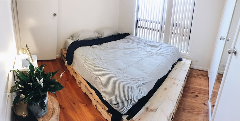 Cozy bedroom in Williamstown Room 1