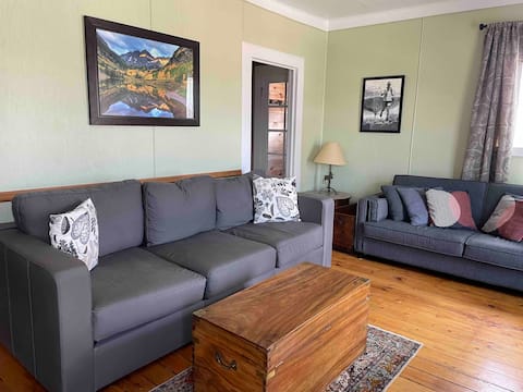 Top performing Airbnb: Mtn views/40’ deck+backyard+fire pit/block to town in Leadville