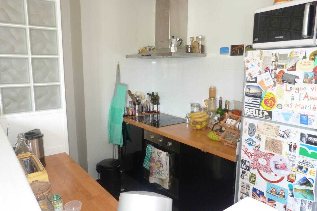 The kitchen is fully equiped: oven, coffe machine, fridge, hot plates, washing machine...