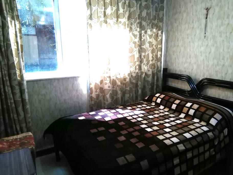 Acogedora habitación con cama matrimonial, siempre bien iluminada.