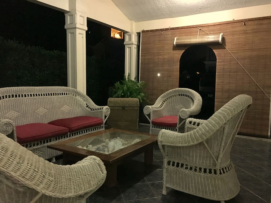 L'entrée de la maison avec salon extérieur
