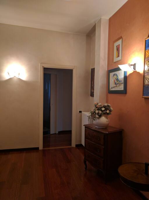 Piano primo, in cui si trova l'entrata per camera + bagno, che rimangono quindi "separati" dal resto del piano
