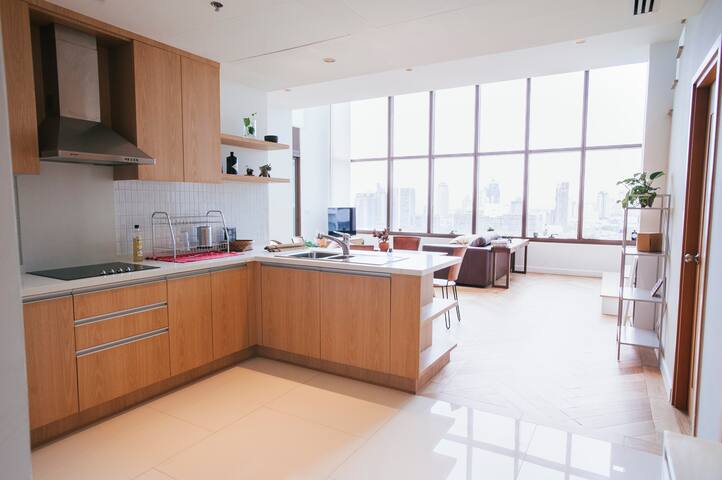 Designer HUGE 2 BR Duplex, Steps to BTS,EMQUARTIER gallery image 3