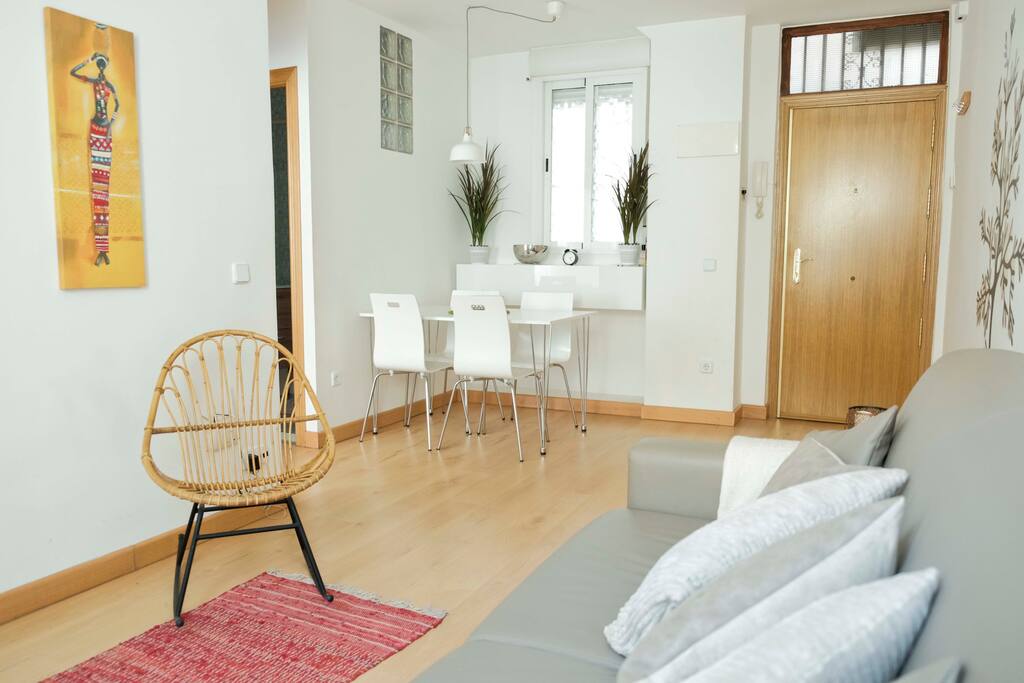 Comedor con mesa y 4 sillas