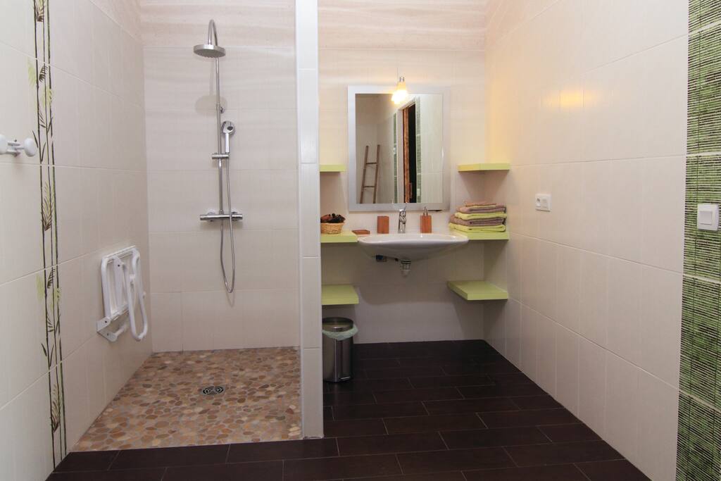 Grande salle de douche avec douche à l'italienne