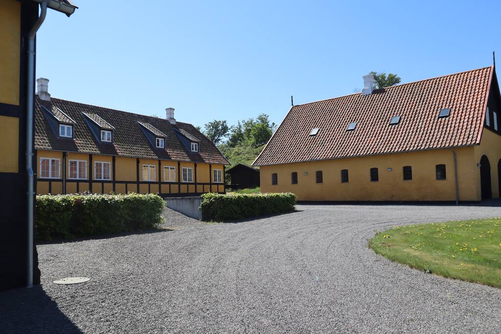 Ejendommen - ferielejligheden er på 1. salen i huset til højre