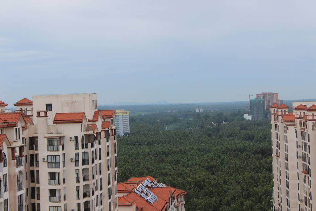 东边可远眺铜鼓岭景区, 可看到火箭发射基地发射塔,无遮挡,位置绝佳
