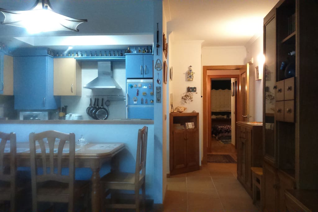 Imagen de mi cocina americana, completamente equipada. Al fondo, el dormitorio principal.