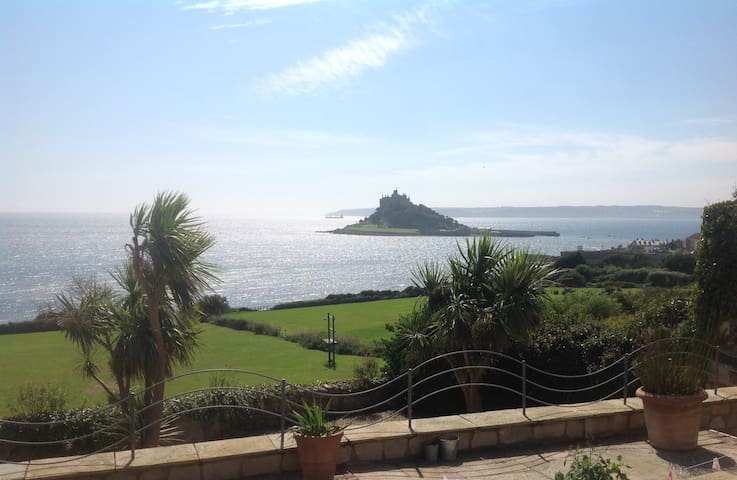 Separate annexe with stunning sea and Mount views