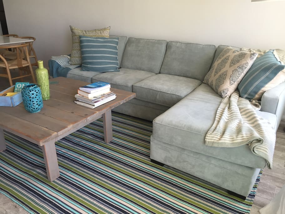 A beautiful, light and airy beach retreat from which to explore San Diego and even Southern California. Sea View is freshly painted, has a chic new kitchen, easy care bleached wood floors and high end furnishings.