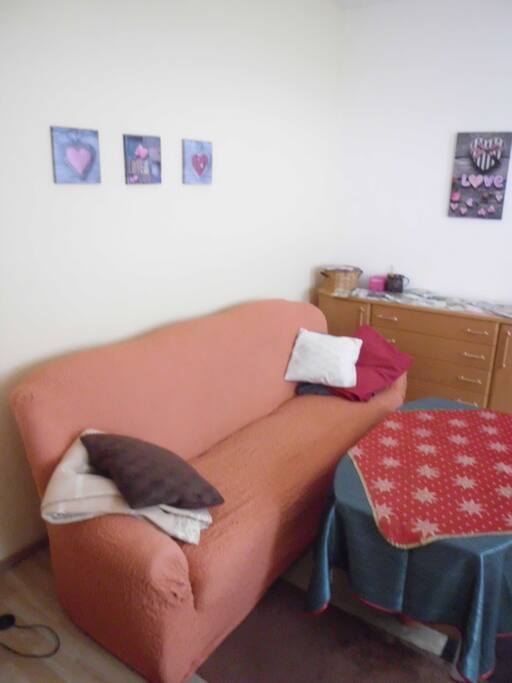 Sofa mit Schlaffunktion im Wohnzimmer