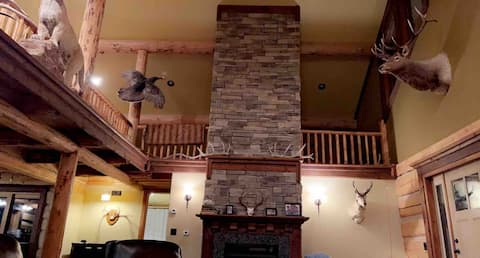 Luxurious log home with mntn views