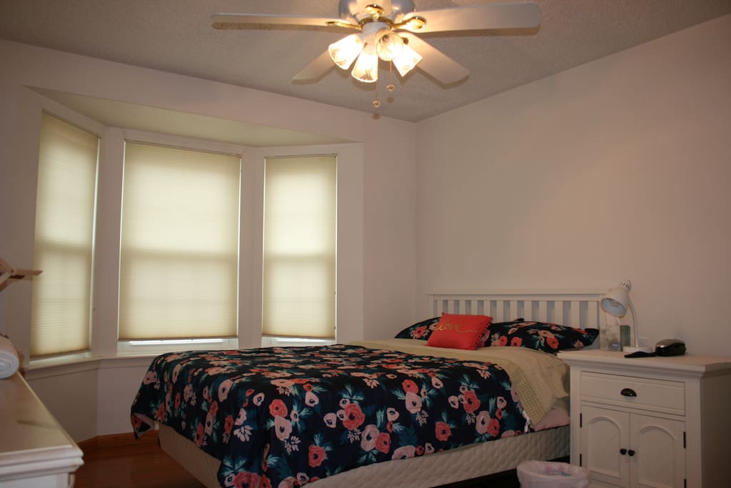 Bedroom No.2( Queen size bed)