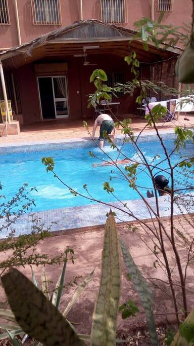 l'accès à la piscine à tout moment et au jardin arrière et avant