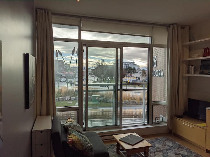 Bright Waterfront Condo In The Heart Of Victoria - Victoria