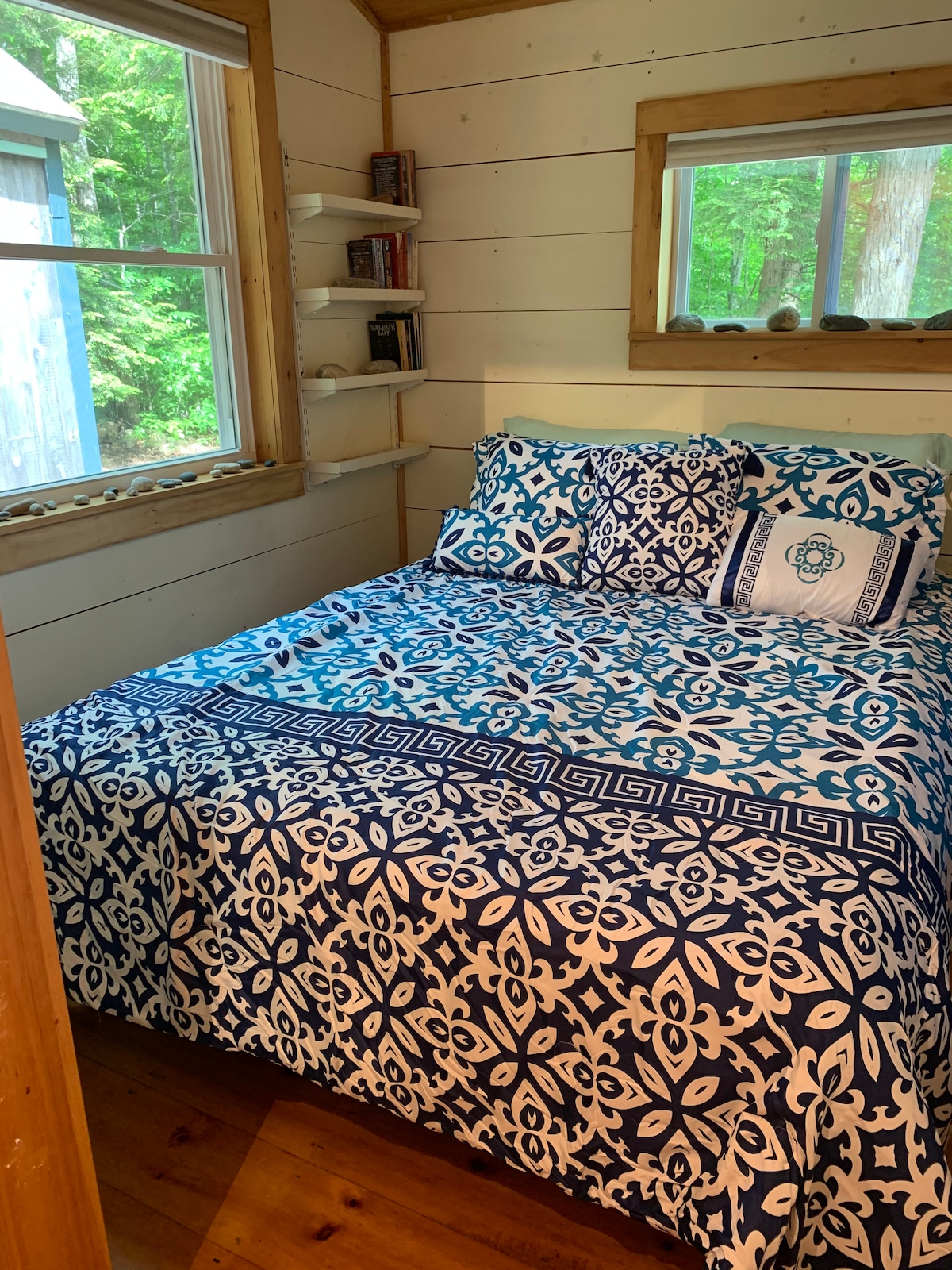 מיטת קווין סייז חדשה בחדר השינה הראשי 