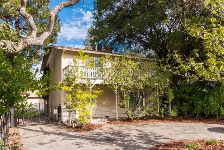 LA: Spacious + Comfortable in Palo Alto-4 bedroom gallery image 5