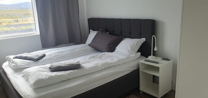 Dormitorio 3 con cama tamaño king y televisión