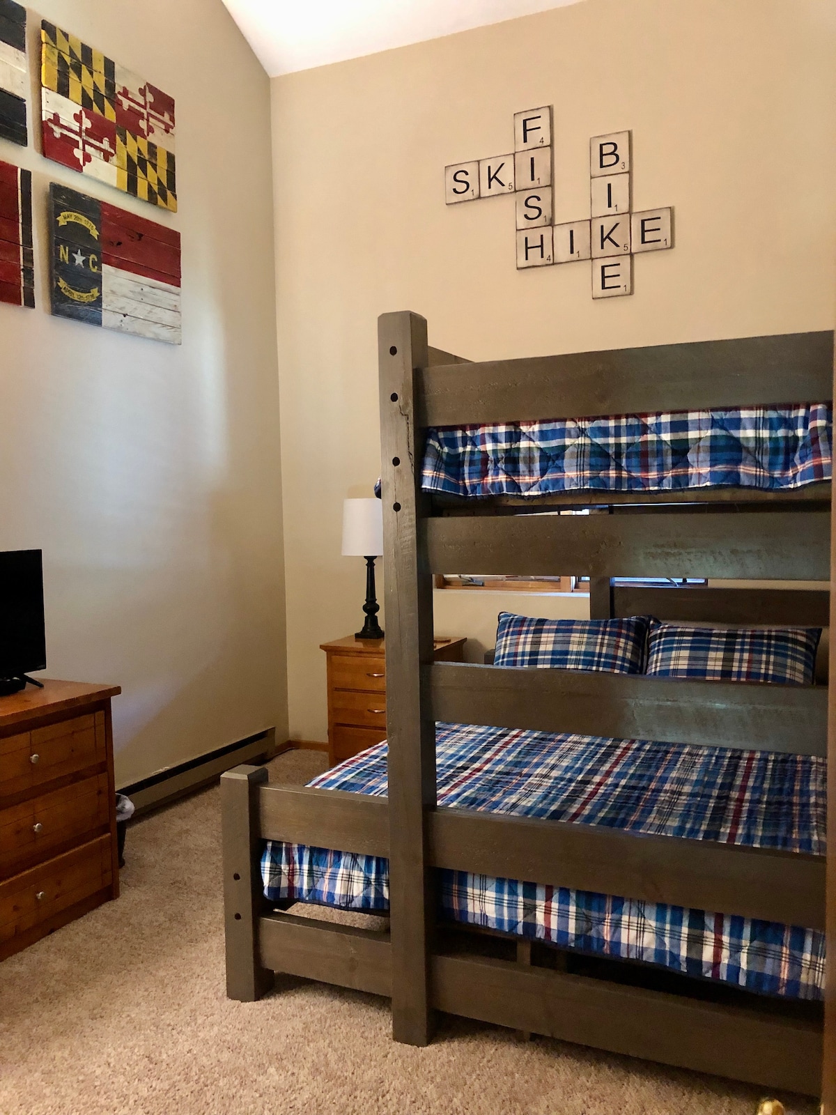 BR 3 (ชั้นบน) มีเตียงแฝดสองชั้นขนาดควีนไซส์ที่แข็งแรงและตกแต่งด้วยธงของรัฐที่กำหนดเจ้าของ  มีหมอนและผ้าห่มสำรองพัดลมและเครื่องทำความชื้นและถาด (เหมาะสำหรับปรับระดับความสูง) ในตู้เสื้อผ้า