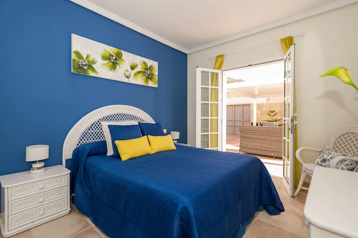  El impresionante dormitorio principal se completa con un vestidor con muchos armarios con acceso a la terraza desde la habitación.