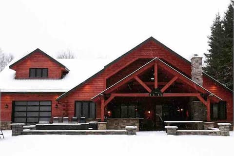 Luxurious Waterfront Log Home- Snowmobiling/Beach