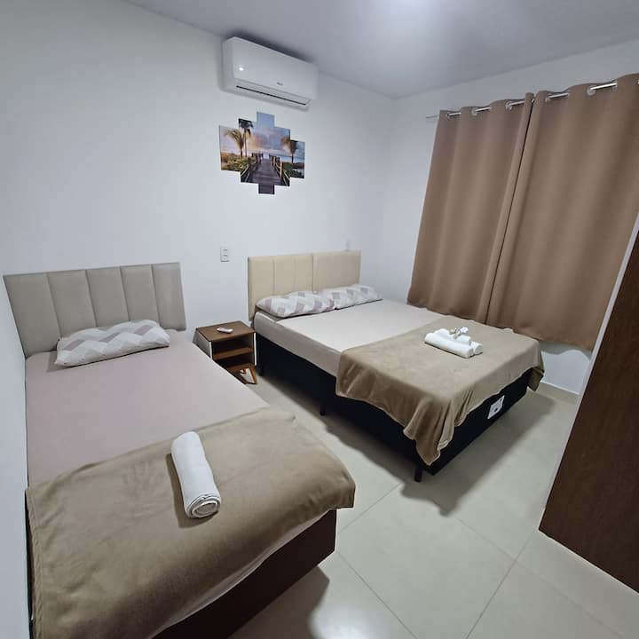 Chambre 1
Lit double 
Lit simple 
Créature muette
Climatisation 
Armoire