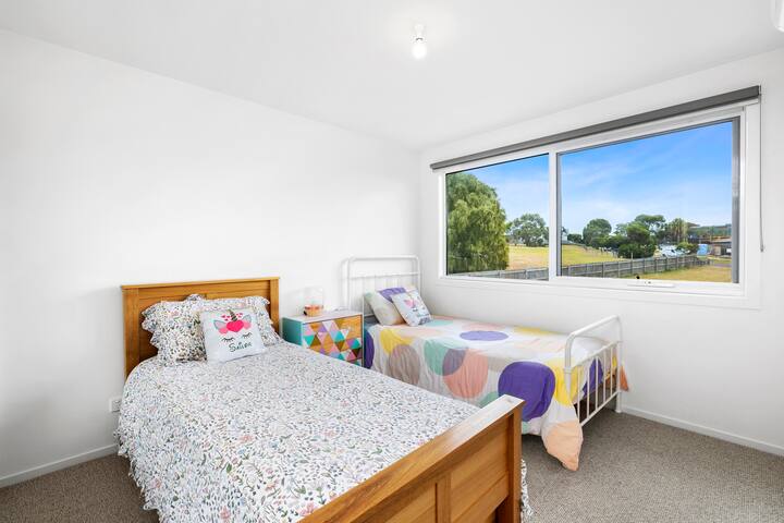 Bedroom 4 – 2 x Single Beds 