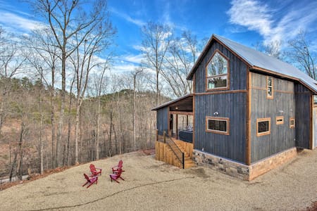Contemporary Broken Bow Cabin w/Deck+Hot Tub!