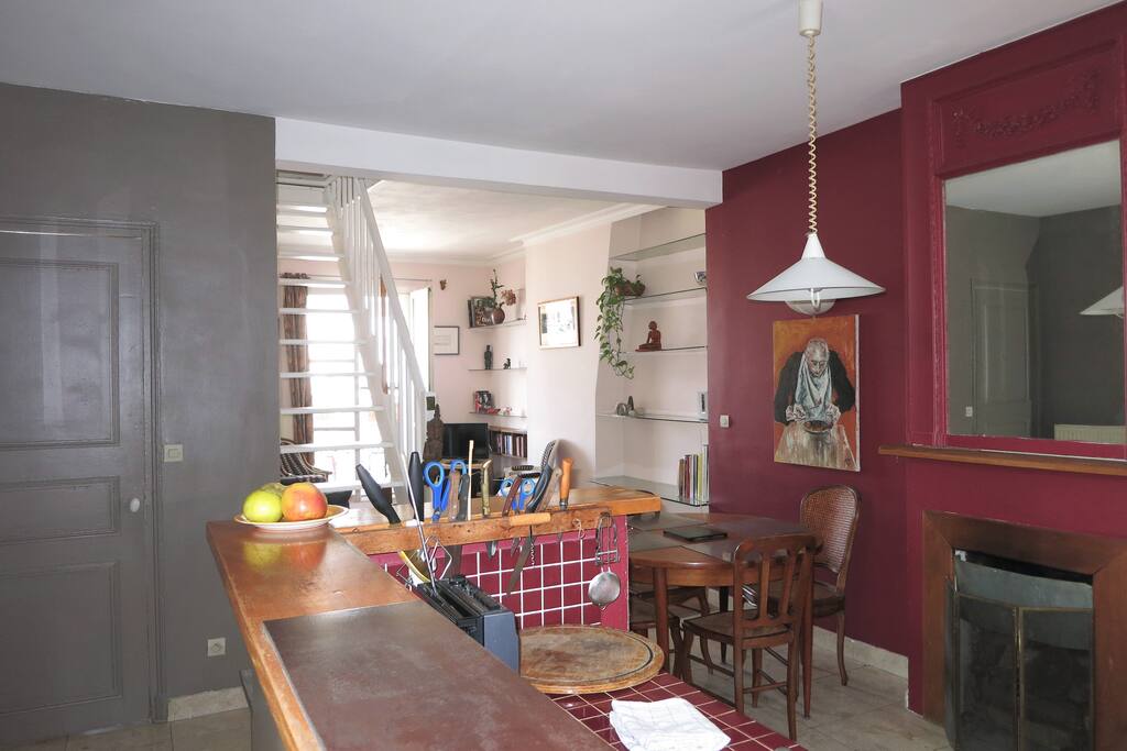 vue de l'entree sur le salon avec comptoir de cuisine