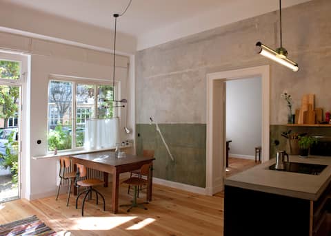 Top performing Airbnb: somewhere else - Stylish & Cozy City Apartment in Schöneberg